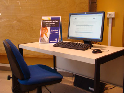 Ordenador en la zona de Atención al Cliente Ordenador en la zona de Atención al Cliente